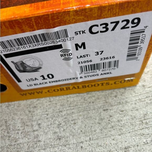Corral Black Embroidery & Studs Round Toe Ankle Boots Size 10 - Picture 10 of 10